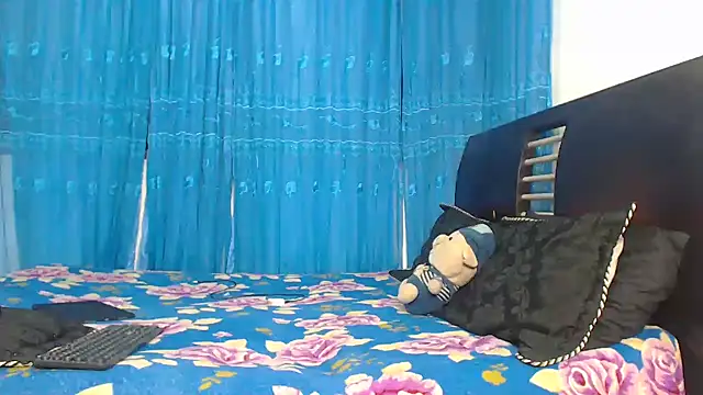 Snapshot of Hot_Sharks_ chatting on October 15, 2025, 6:57 am Hot Sharks online show from October 15, 2025, 6:57 am