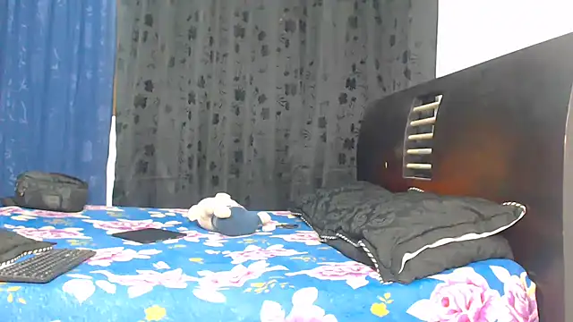 Snapshot of Hot_Sharks_ chatting on November 4, 2025, 7:29 am Hot Sharks online show from November 4, 2025, 7:29 am