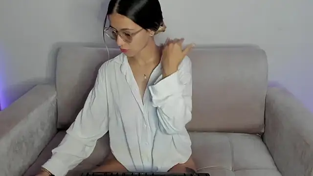 Lilacutte  online show from February 9, 2025, 7:27 am