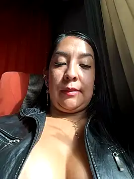 Snapshot of Bella_keny chatting on December 23, 2024, 8:36 pm Bella keny online show from December 23, 2024, 8:36 pm
