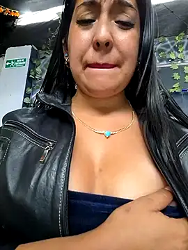 Snapshot of Bella_keny chatting on February 8, 2025, 8:10 pm Bella keny online show from February 8, 2025, 8:10 pm