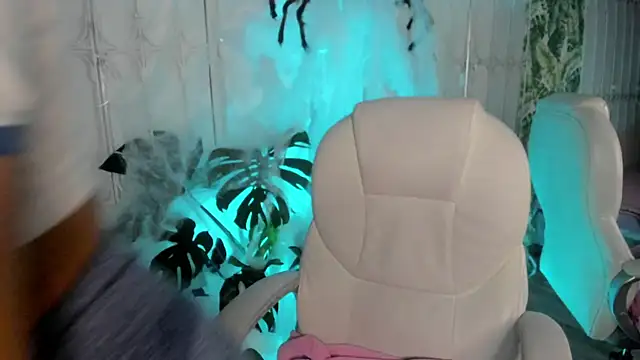 cute hollywood online show from October 20, 2025, 8:53 pm