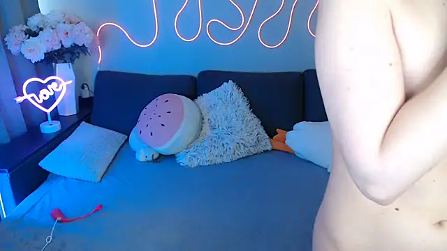 Mini Diva online show from April 19, 2026, 8:46 am