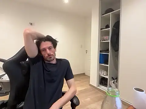 nicolaaaaas online show from November 7, 2025, 8:14 am