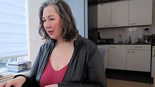 Snapshot of MilfGina chatting on March 12, 2026, 12:11 pm MilfGina online show from March 12, 2026, 12:11 pm