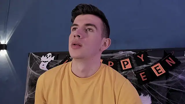 Snapshot of MikaelSlow chatting on October 19, 2025, 4:35 am MikaelSlow online show from October 19, 2025, 4:35 am