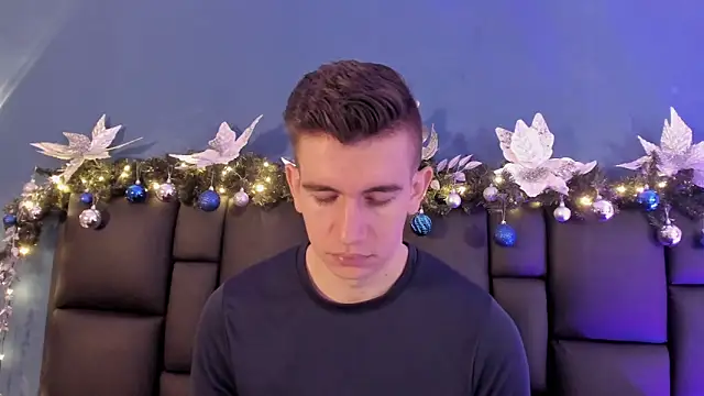 MikaelSlow online show from December 3, 2025, 4:31 am