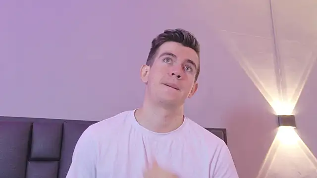 MikaelSlow online show from April 21, 2026, 4:08 am