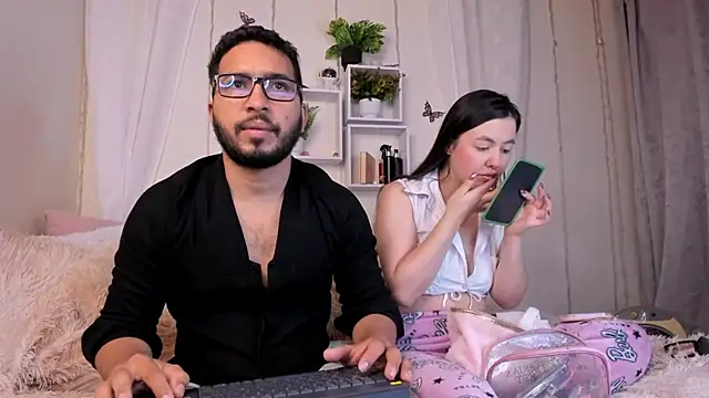Idara and Edahi01 online show from February 12, 2025, 3:49 pm