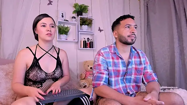Idara and Edahi01 online show from February 13, 2025, 5:01 pm