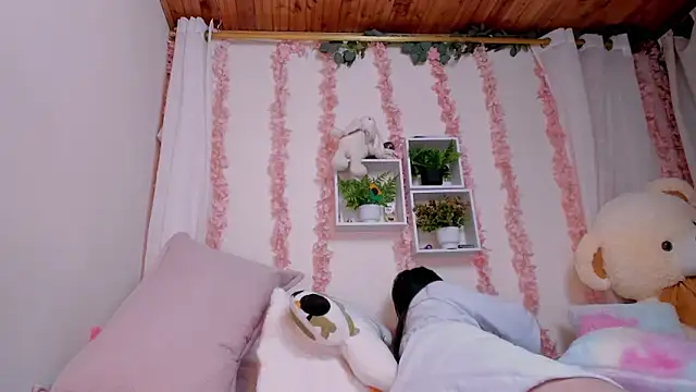 Idara and Edahi01 online show from October 8, 2025, 8:50 pm