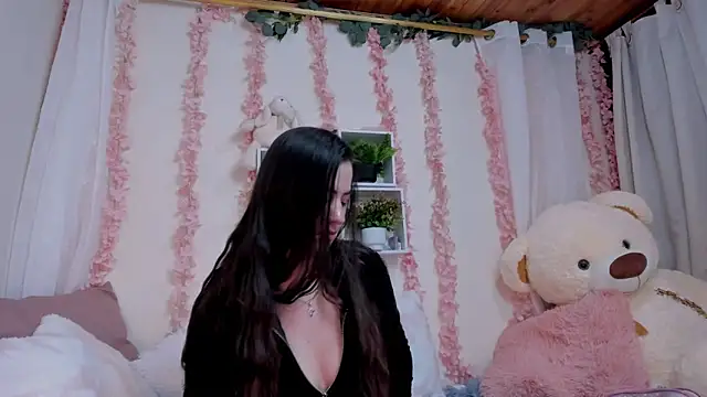 Idara and Edahi01 online show from October 25, 2025, 4:02 pm