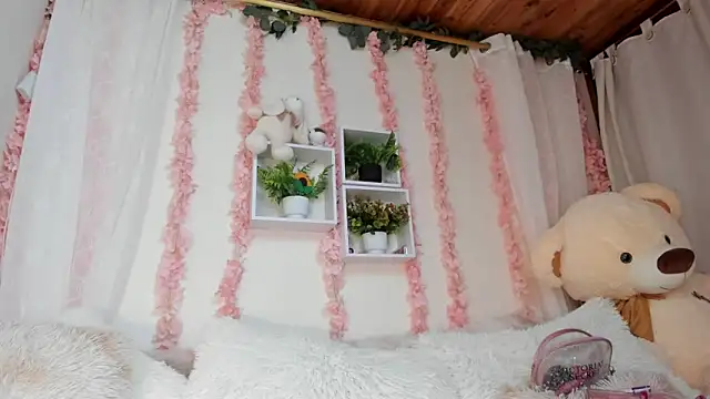 Idara and Edahi01 online show from November 21, 2025, 3:44 pm