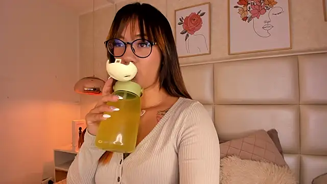 Aily Yozuko online show from October 6, 2025, 2:42 am