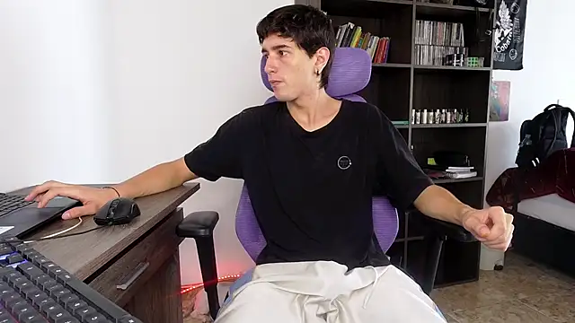 Snapshot of alex_connorr chatting on September 27, 2025, 4:01 pm alex connorr online show from September 27, 2025, 4:01 pm