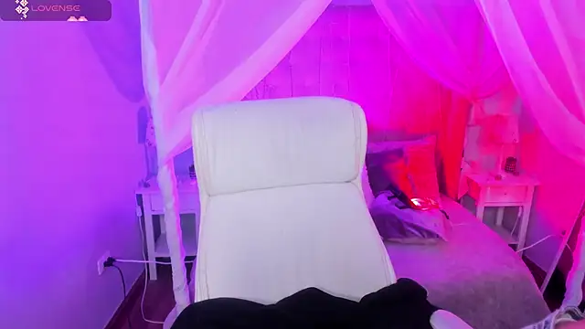 Snapshot of Hanna__Becker_ chatting on February 26, 2025, 3:32 am Hanna Becker online show from February 26, 2025, 3:32 am