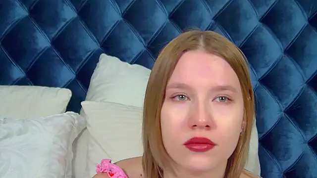 LiliLinn online show from November 28, 2025, 4:37 am