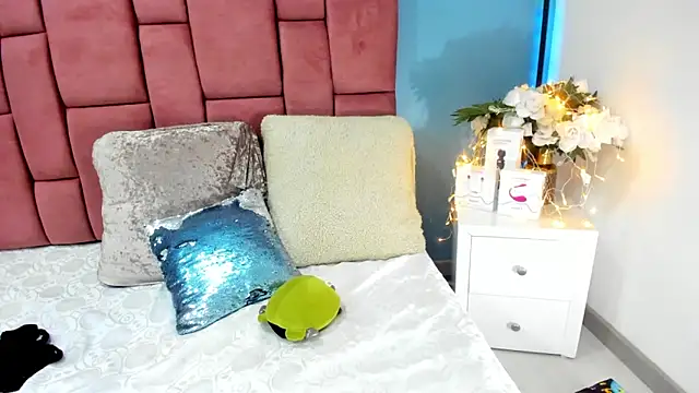 NinaInk online show from February 11, 2025, 11:43 am