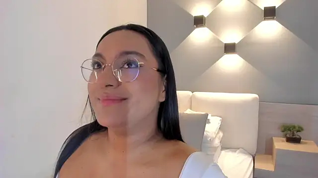 ellamontoya online show from October 17, 2025, 11:02 am