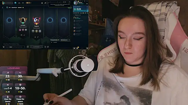 MoonlishSiren online show from April 14, 2026, 9:21 pm