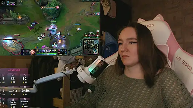 MoonlishSiren online show from April 25, 2026, 7:44 pm