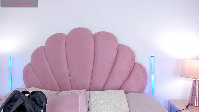 Snapshot of Nicole_Paradise chatting on February 9, 2026, 1:04 pm Nicole Paradise online show from February 9, 2026, 1:04 pm