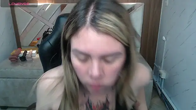 Snapshot of Paula_b_ chatting on July 10, 2026, 12:52 pm Paula b online show from July 10, 2026, 12:52 pm
