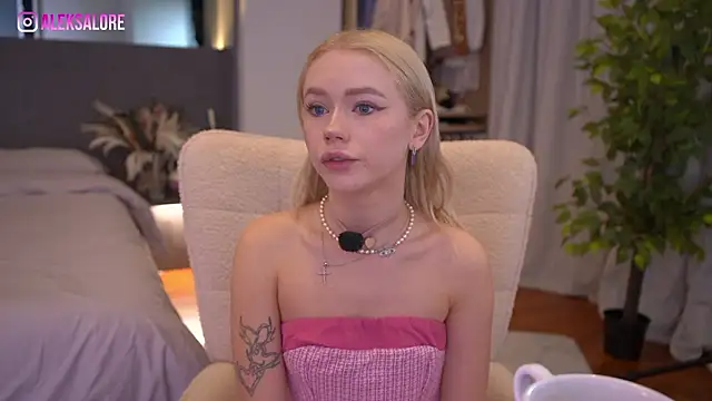 LexieLoree online show from March 29, 2026, 2:33 am