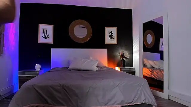 VioletPaket online show from September 26, 2025, 11:47 am