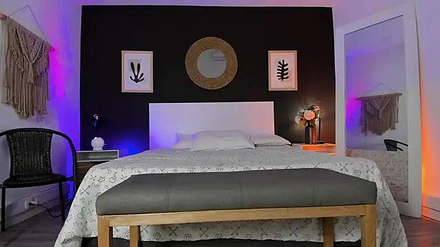 VioletPaket online show from November 23, 2025, 2:17 pm