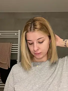 Mia-Minou online show from January 4, 2025, 10:38 am