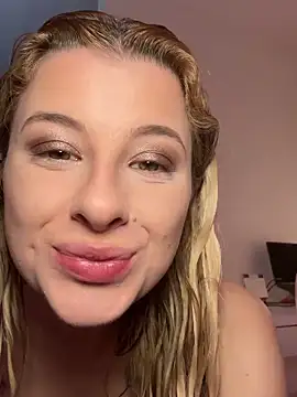 Mia-Minou online show from February 3, 2025, 8:35 pm