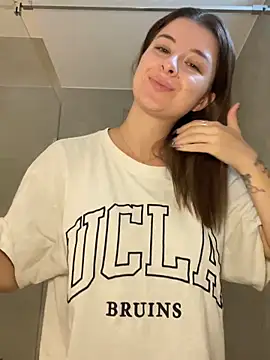 Mia-Minou online show from September 22, 2025, 8:49 am