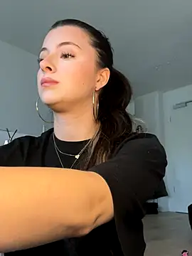 Mia-Minou online show from November 26, 2025, 10:49 am