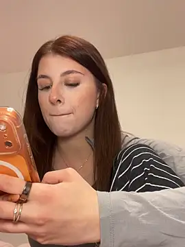 Mia-Minou online show from March 26, 2026, 11:27 am