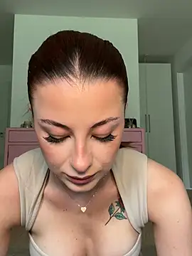 Snapshot of Mia-Minou chatting on July 4, 2026, 8:42 am Mia-Minou online show from July 4, 2026, 8:42 am