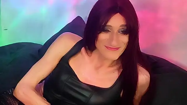 Snapshot of LuvNuk chatting on December 7, 2024, 11:12 pm LuvNuk online show from December 7, 2024, 11:12 pm