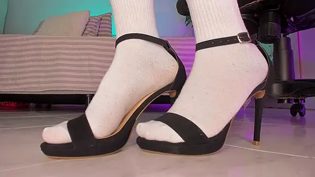 charlotte  grey online show from October 12, 2025, 8:35 am