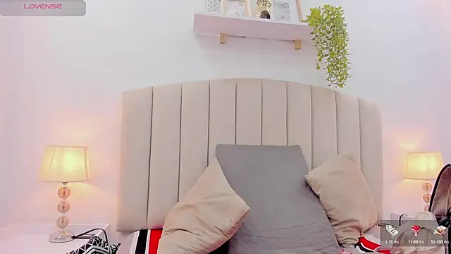 Mia thompson 19 online show from September 22, 2025, 10:01 pm