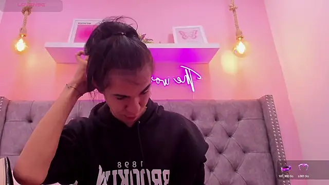 Mia thompson 19 online show from November 5, 2025, 2:06 pm