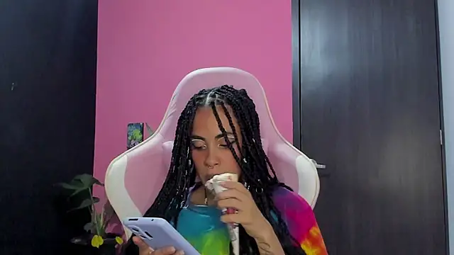 Snapshot of Juanadearco5 chatting on December 3, 2024, 11:02 pm Juanadearco5 online show from December 3, 2024, 11:02 pm