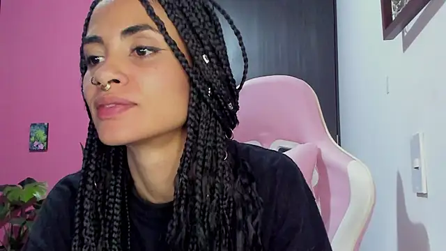 Snapshot of Juanadearco5 chatting on December 16, 2024, 1:10 am Juanadearco5 online show from December 16, 2024, 1:10 am