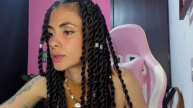 Snapshot of Juanadearco5 chatting on January 8, 2025, 12:17 am Juanadearco5 online show from January 8, 2025, 12:17 am