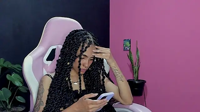 Snapshot of Juanadearco5 chatting on January 16, 2025, 1:16 am Juanadearco5 online show from January 16, 2025, 1:16 am