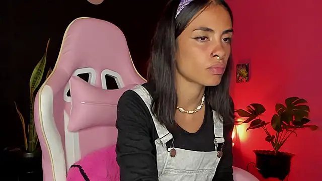 Snapshot of Juanadearco5 chatting on February 4, 2025, 12:08 am Juanadearco5 online show from February 4, 2025, 12:08 am