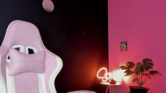 Snapshot of Juanadearco5 chatting on February 5, 2025, 10:22 pm Juanadearco5 online show from February 5, 2025, 10:22 pm