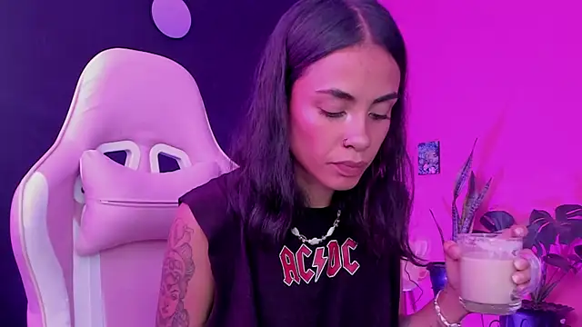 Snapshot of Juanadearco5 chatting on February 13, 2025, 12:43 pm Juanadearco5 online show from February 13, 2025, 12:43 pm