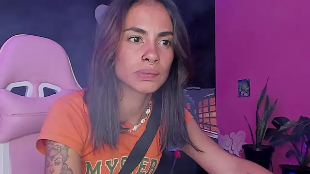 Snapshot of Juanadearco5 chatting on February 14, 2025, 4:52 pm Juanadearco5 online show from February 14, 2025, 4:52 pm