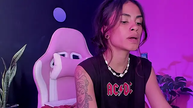 Snapshot of Juanadearco5 chatting on February 25, 2025, 3:27 pm Juanadearco5 online show from February 25, 2025, 3:27 pm