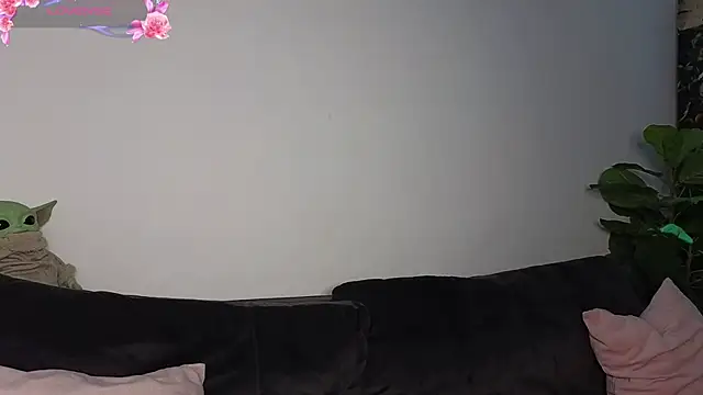 Snapshot of ReyaSophia chatting on December 21, 2025, 8:05 pm ReyaSophia online show from December 21, 2025, 8:05 pm